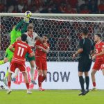 Duel udara kiper Bulgaria dengan pemain Timnas Indonesia di depan gawang pada laga Final FIFA Series 2026.