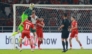 Duel udara kiper Bulgaria dengan pemain Timnas Indonesia di depan gawang pada laga Final FIFA Series 2026.