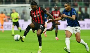 ac-milan-menang-derby-della-madonnina-gol-estupinan.jpg Pemain AC Milan bernomor punggung 10 sedang mengontrol bola saat melawan bek Inter Milan dalam pertandingan Derby della Madonnina di San Siro.