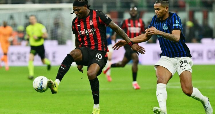 ac-milan-menang-derby-della-madonnina-gol-estupinan.jpg Pemain AC Milan bernomor punggung 10 sedang mengontrol bola saat melawan bek Inter Milan dalam pertandingan Derby della Madonnina di San Siro.