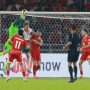 Duel udara kiper Bulgaria dengan pemain Timnas Indonesia di depan gawang pada laga Final FIFA Series 2026.