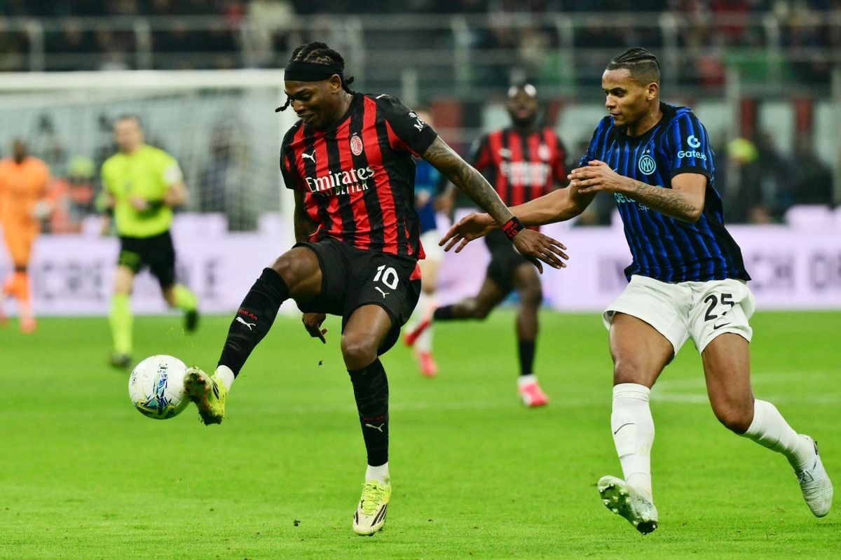 Pemain AC Milan bernomor punggung 10 sedang mengontrol bola saat melawan bek Inter Milan dalam pertandingan Derby della Madonnina di San Siro.