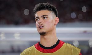 Bek Pemain Abroad, Mees Hilgers, tampak merenung di lapangan saat mengenakan rompi latihan emas di atas jersey merah.