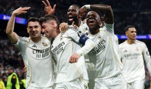 Selebrasi meriah para pemain Real Madrid, termasuk Federico Valverde, Vinicius Junior, dan Antonio Rudiger, setelah mencetak gol melawan Manchester City.