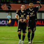 Dua pemain Dewa United FC (Egi Maulana Vikri dan nomor 37) berselebrasi mencetak gol dengan penuh kegembiraan di lapangan sepak bola.