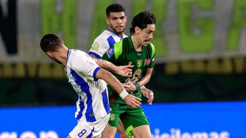 Pemain Persebaya Surabaya sedang berduel berebut bola dengan pemain Persib Bandung dalam pertandingan klasik Liga 1 yang berakhir imbang 2-2.