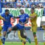 Duel udara penyerang Persib Bandung saat melawan Persebaya Surabaya dalam pertandingan Liga 1.