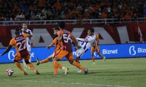 Pemain Persib Bandung berbaju putih melakukan tendangan saat dikepung pemain Borneo FC dalam laga sengit Liga 1.