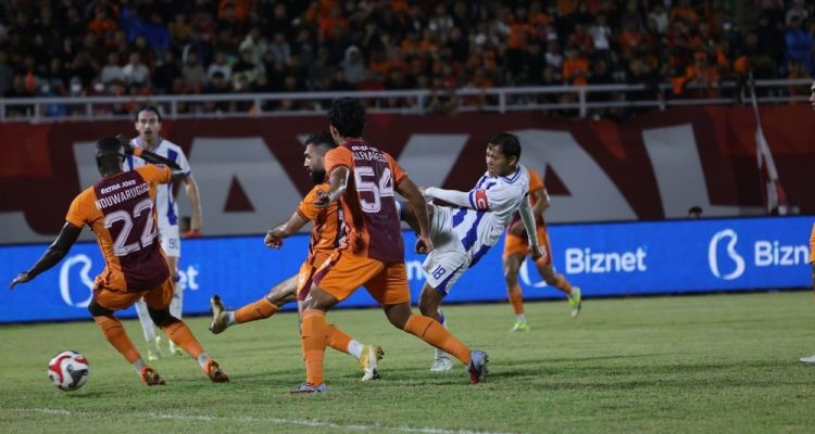 Pemain Persib Bandung berbaju putih melakukan tendangan saat dikepung pemain Borneo FC dalam laga sengit Liga 1.