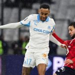 calvin-verdonk-pemain-paling-berkembang-lille.jpg Calvin Verdonk saat berduel memperebutkan bola dalam pertandingan kompetitif bersama klubnya.