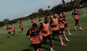 persija-jakarta-latihan-perdana-sawangan-libur-lebaran.jpg Skuad Persija Jakarta melakukan latihan lari bersama di lapangan Sawangan setelah masa libur Lebaran berakhir.