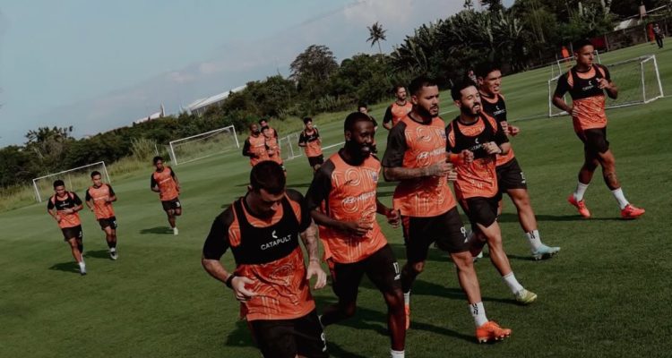 persija-jakarta-latihan-perdana-sawangan-libur-lebaran.jpg Skuad Persija Jakarta melakukan latihan lari bersama di lapangan Sawangan setelah masa libur Lebaran berakhir.