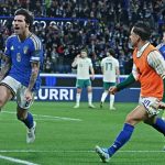 Pemain Timnas Italia, Sandro Tonali (nomor 8), melakukan selebrasi penuh emosi setelah mencetak gol melawan Irlandia Utara dalam kemenangan 2-0.