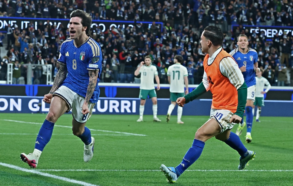 Pemain Timnas Italia, Sandro Tonali (nomor 8), melakukan selebrasi penuh emosi setelah mencetak gol melawan Irlandia Utara dalam kemenangan 2-0.
