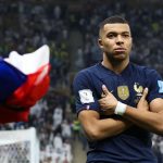 kylian-mbappe-pulih-jelang-prancis-vs-brasil.webp Penyerang Prancis Kylian Mbappe melipat tangan di depan dada dengan ekspresi fokus di Final Piala Dunia 2022.