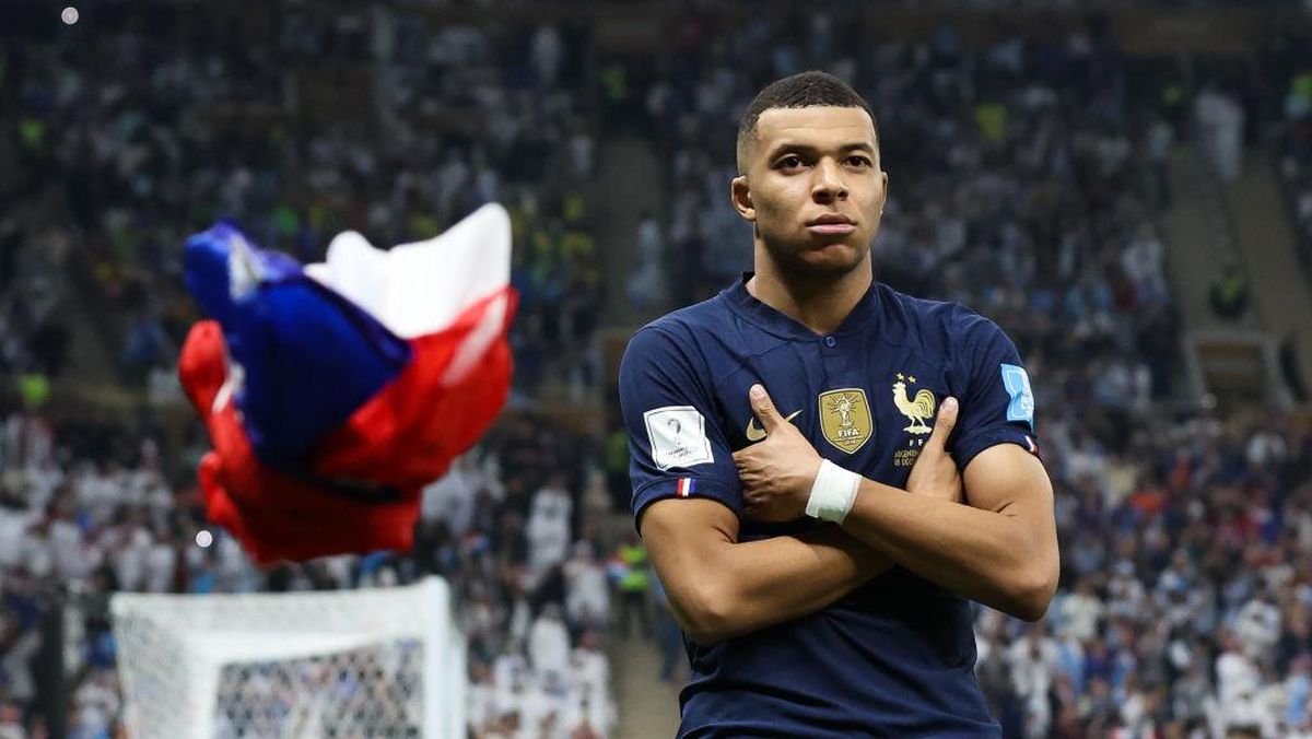 Penyerang Prancis Kylian Mbappe melipat tangan di depan dada dengan ekspresi fokus di Final Piala Dunia 2022.