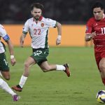 Aksi Pemain Timnas Indonesia, Ragnar Oratmangoen menggiring bola saat dikawal ketat dua pemain Bulgaria di Final FIFA Series 2026.