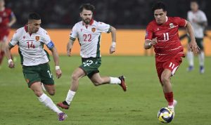 performa-pemain-timnas-indonesia-vs-bulgaria-final-2026.jpg Aksi Pemain Timnas Indonesia, Ragnar Oratmangoen menggiring bola saat dikawal ketat dua pemain Bulgaria di Final FIFA Series 2026.
