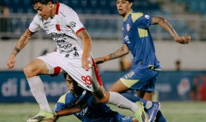 hasil-super-league-bali-united-vs-arema-fc.jpg Selebrasi emosional pemain Bali United setelah mencetak gol kemenangan melawan Arema FC di Stadion Kanjuruhan.
