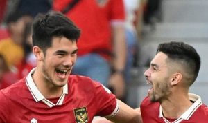 pemain-bri-super-league-timnas-indonesia-elkan-jordi.jpg Elkan Baggott dan Jordi Amat, dua pemain Timnas Indonesia dengan jersey merah, tertawa gembira saat merayakan kemenangan di lapangan.