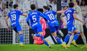 perayaan-gol-getafe-di-kandang-real-madrid.jpg Para pemain Getafe CF, dengan nomor punggung 19, 5, dan 10 terlihat jelas, sedang melakukan perayaan gol di kandang Real Madrid.