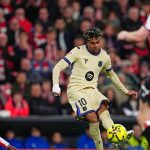 lamine-yamal-gol-kemenangan-barcelona-vs-athletic-bilbao.jpg Lamine Yamal, pemain muda Barcelona bernomor punggung 10, sedang melakukan tendangan kaki kiri yang menentukan dalam pertandingan melawan Athletic Bilbao.