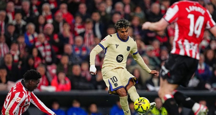 lamine-yamal-gol-kemenangan-barcelona-vs-athletic-bilbao.jpg Lamine Yamal, pemain muda Barcelona bernomor punggung 10, sedang melakukan tendangan kaki kiri yang menentukan dalam pertandingan melawan Athletic Bilbao.