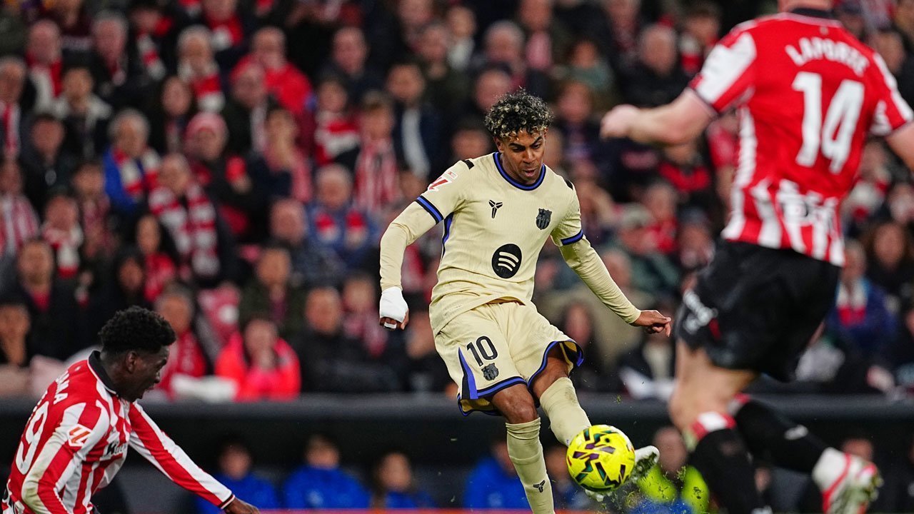 Lamine Yamal, pemain muda Barcelona bernomor punggung 10, sedang melakukan tendangan kaki kiri yang menentukan dalam pertandingan melawan Athletic Bilbao.