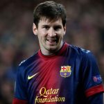 Lionel Messi mengenakan jersey Barcelona era Qatar Foundation, tersenyum di lapangan saat mencetak rekor sebagai mesin gol terbanyak dalam satu tahun kalender.