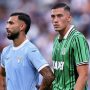 Pemain Sassuolo, Jay Idzes, tampak fokus dan waspada saat menjaga area pertahanan dari tekanan pemain Lazio dalam pertandingan Serie A.