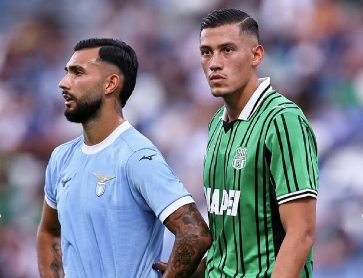 Pemain Sassuolo, Jay Idzes, tampak fokus dan waspada saat menjaga area pertahanan dari tekanan pemain Lazio dalam pertandingan Serie A.