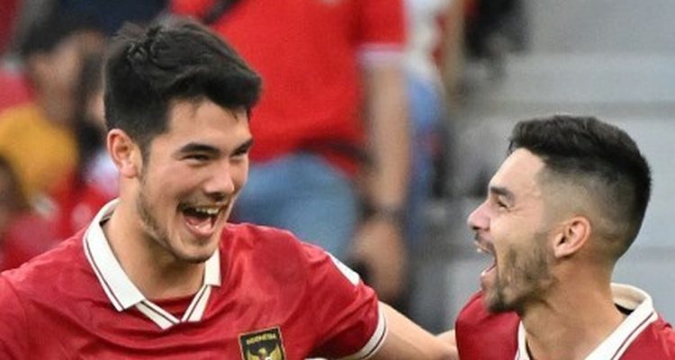 pemain-bri-super-league-timnas-indonesia-elkan-jordi.jpg Elkan Baggott dan Jordi Amat, dua pemain Timnas Indonesia dengan jersey merah, tertawa gembira saat merayakan kemenangan di lapangan.