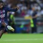 Pemain PSG, Ousmane Dembele, sedang menendang bola dengan kaki kanan dalam pertandingan melawan Chelsea di Liga Champions.