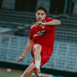 Pemain Timnas Indonesia Kevin diks sedang melakukan latihan tendangan di stadion di bawah arahan John Herdman.