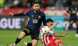 Pemain Lille, Calvin Verdonk, melakukan duel fisik saat memperebutkan bola dalam pertandingan melawan Rennes.