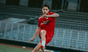 Pemain Timnas Indonesia Kevin diks sedang melakukan latihan tendangan di stadion di bawah arahan John Herdman.