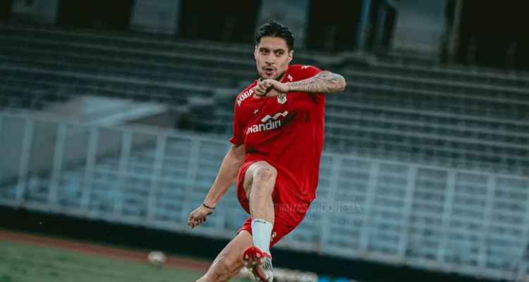 Pemain Timnas Indonesia Kevin diks sedang melakukan latihan tendangan di stadion di bawah arahan John Herdman.