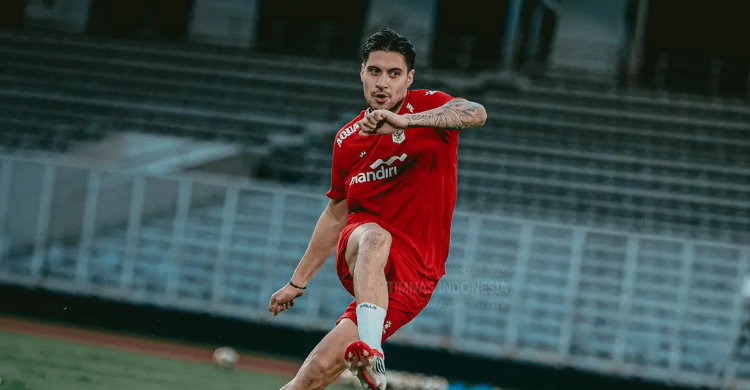 Pemain Timnas Indonesia Kevin diks sedang melakukan latihan tendangan di stadion di bawah arahan John Herdman.
