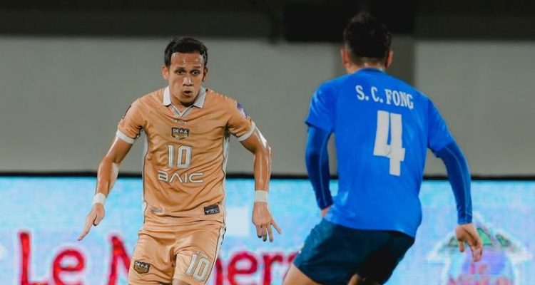 aksi-pemain-laga-persib-bandung-dewa-united.jpg Aksi pemain dalam pertandingan antara klub Indonesia, seperti saat melawan klub yang didukung oleh sponsor Le Minerale.