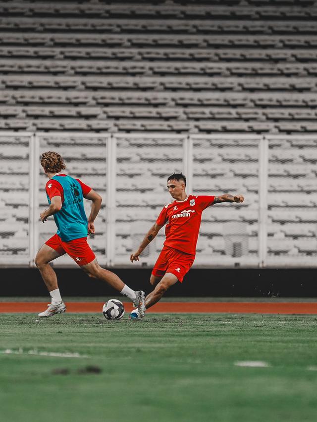 Eliano Reijnders melakukan duel bola dalam sesi latihan Timnas Indonesia di stadion dengan latar belakang tribun kosong.