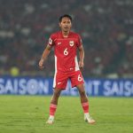 beckham-putra-banjir-kritik-timnas-indonesia.webp Gelandang Timnas Indonesia Beckham Putra Nugraha dengan jersey merah bernomor punggung 6 saat bertanding di lapangan.