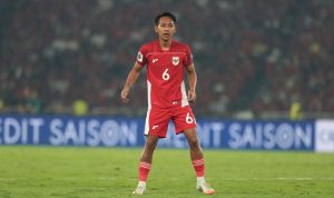 beckham-putra-banjir-kritik-timnas-indonesia.webp Gelandang Timnas Indonesia Beckham Putra Nugraha dengan jersey merah bernomor punggung 6 saat bertanding di lapangan.