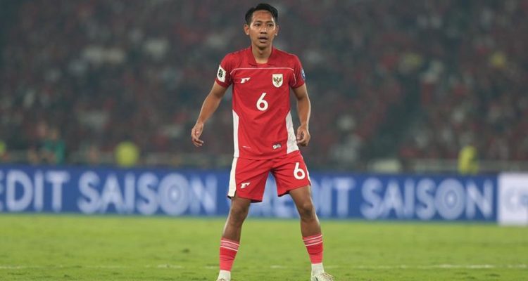 beckham-putra-banjir-kritik-timnas-indonesia.webp Gelandang Timnas Indonesia Beckham Putra Nugraha dengan jersey merah bernomor punggung 6 saat bertanding di lapangan.