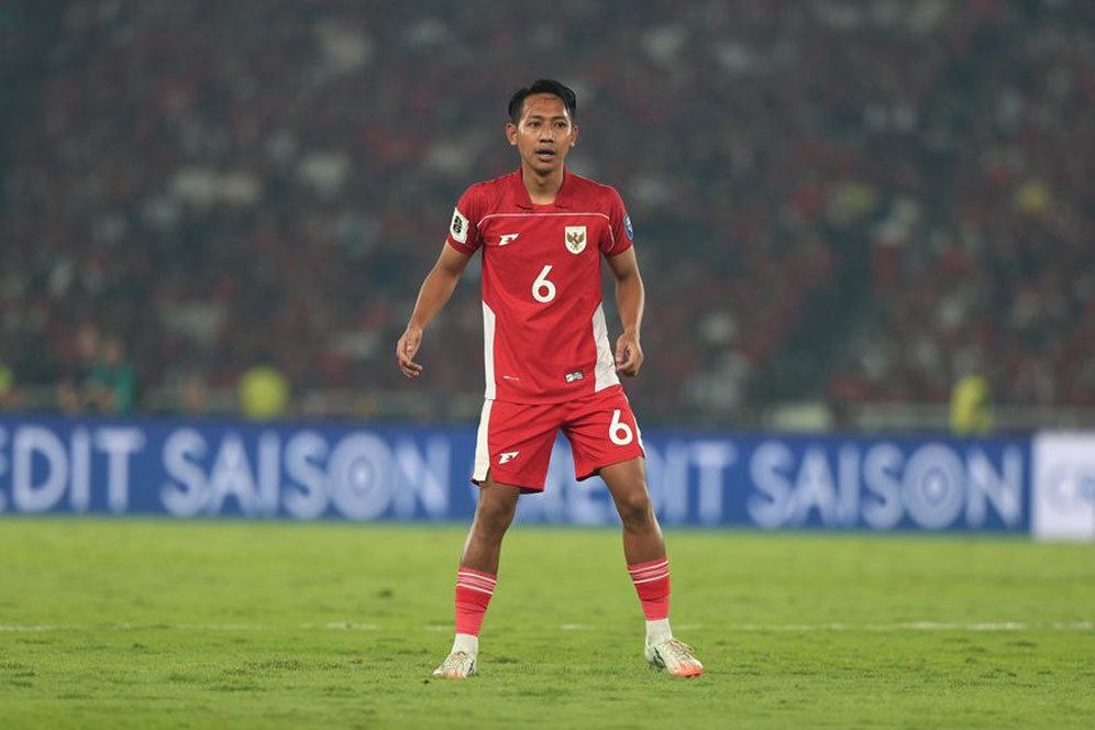 Gelandang Timnas Indonesia Beckham Putra Nugraha dengan jersey merah bernomor punggung 6 saat bertanding di lapangan.