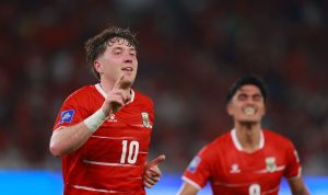 Dua pemain Timnas Indonesia berselebrasi setelah mencetak gol melawan Saint Kitts and Nevis, dengan seorang pemain mengangkat satu jari ke atas.