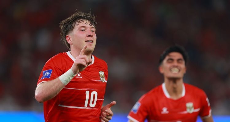 Dua pemain Timnas Indonesia berselebrasi setelah mencetak gol melawan Saint Kitts and Nevis, dengan seorang pemain mengangkat satu jari ke atas.