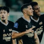 Tiga pemain Dewa United mengenakan jersey hitam sedang merayakan gol atau momen krusial saat bersiap menghadapi Manila Digger di Leg 1 Perempat Final.
