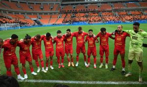persaingan-juara-bri-super-league-sisa-9-pekan.jpg Para pemain tim sepak bola dalam formasi lingkaran sebelum pertandingan BRI Super League di Jakarta International Stadium.