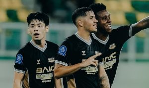 dewa-united-siap-hadapi-manila-digger-perempat-final.jpg Tiga pemain Dewa United mengenakan jersey hitam sedang merayakan gol atau momen krusial saat bersiap menghadapi Manila Digger di Leg 1 Perempat Final.