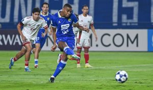 skandal-acl-two-persib-bandung-kena-sanksi.jpg Pemain Persib Bandung Mailson Lima sedang menendang bola dalam pertandingan AFC Champions League Two (ACL Two) yang kini tengah didera skandal sanksi.